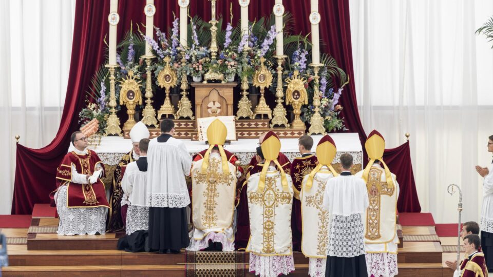 Quem é o padre que espera reconciliação após a excomunhão da FSSPX?