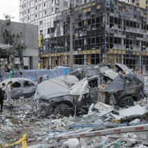 Destruição em Kiev, capital da Ucrânia, após os ataques desta segunda-feira (6) Imagem referente a matéria