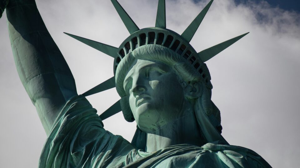 Os EUA aos 250 anos: entre valores universais e interesses nacionais