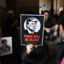 Cartaz com a imagem de Trump e a frase “Sangue será derramado” é exibido durante o funeral de Ali Khamenei em Teerã Imagem referente a matéria