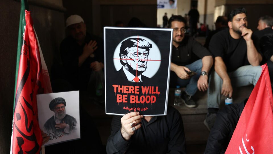 Imagem de Trump é apedrejada e radicais pedem sua morte durante funeral de Khamenei