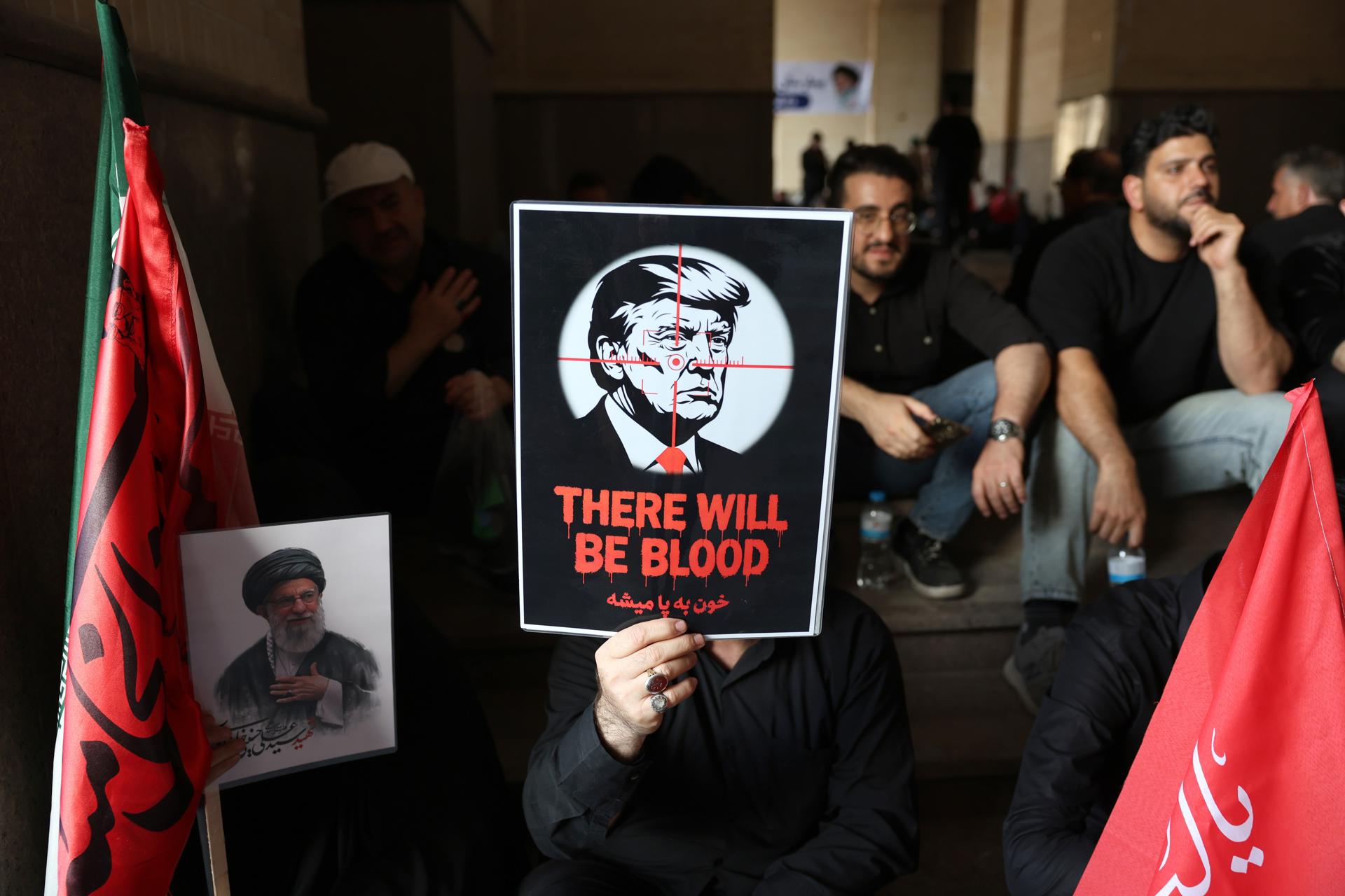Imagem de Trump é apedrejada e radicais pedem sua morte durante funeral de Khamenei