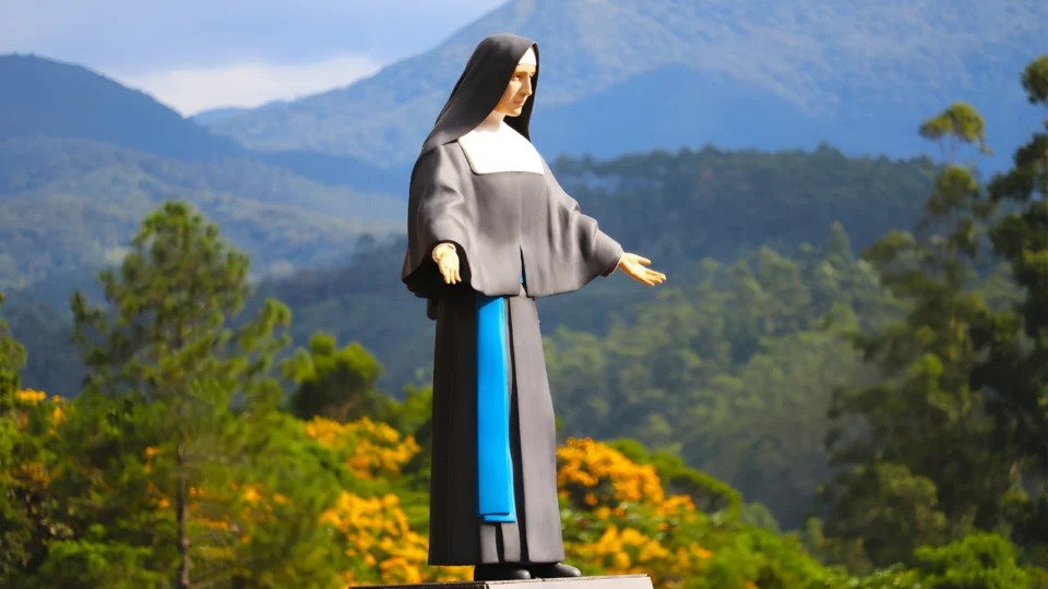 Santa Paulina foi canonizada em 2002 após o reconhecimento de um milagre atribuído à sua intercessão.