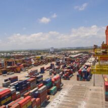 Mais de 4 mil produtos brasileiros exportados aos Estados Unidos poderão enfrentar tarifa de até 37,5% caso o governo americano aprove novas sobretaxas em discussão.