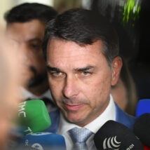 Parecer ocorre após PF concluir que senador caluniou petista ao associá-lo a Nicolás Maduro.