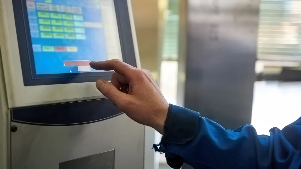 Totens de autoatendimento ganham espaço em bares e restaurantes como solução para reduzir custos, agilizar pedidos e melhorar a experiência do cliente.