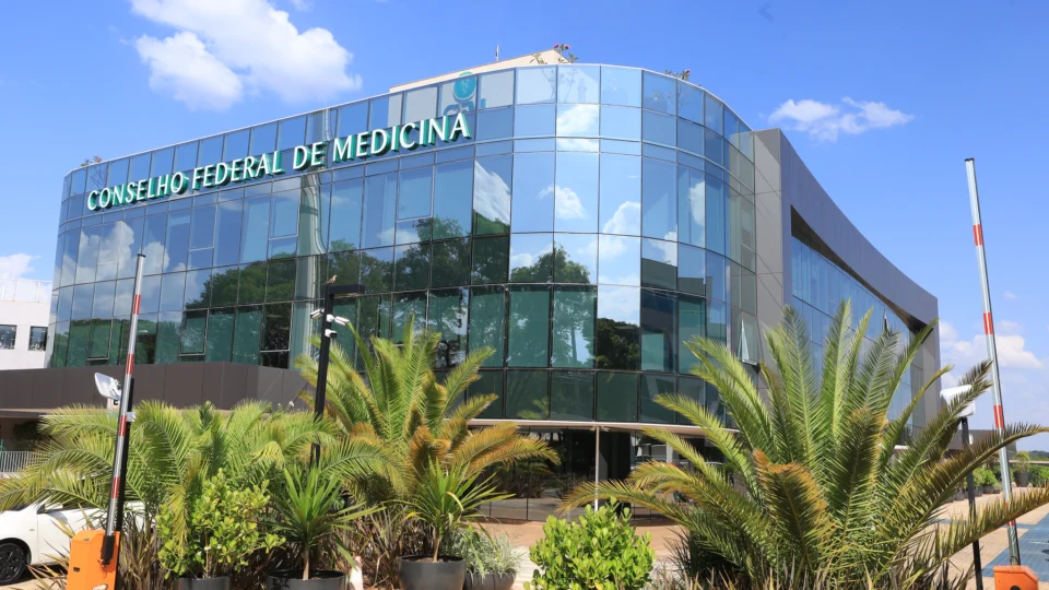 Decisão invoca liberdade de expressão e fala em "alinhamento político" da entidade médica.