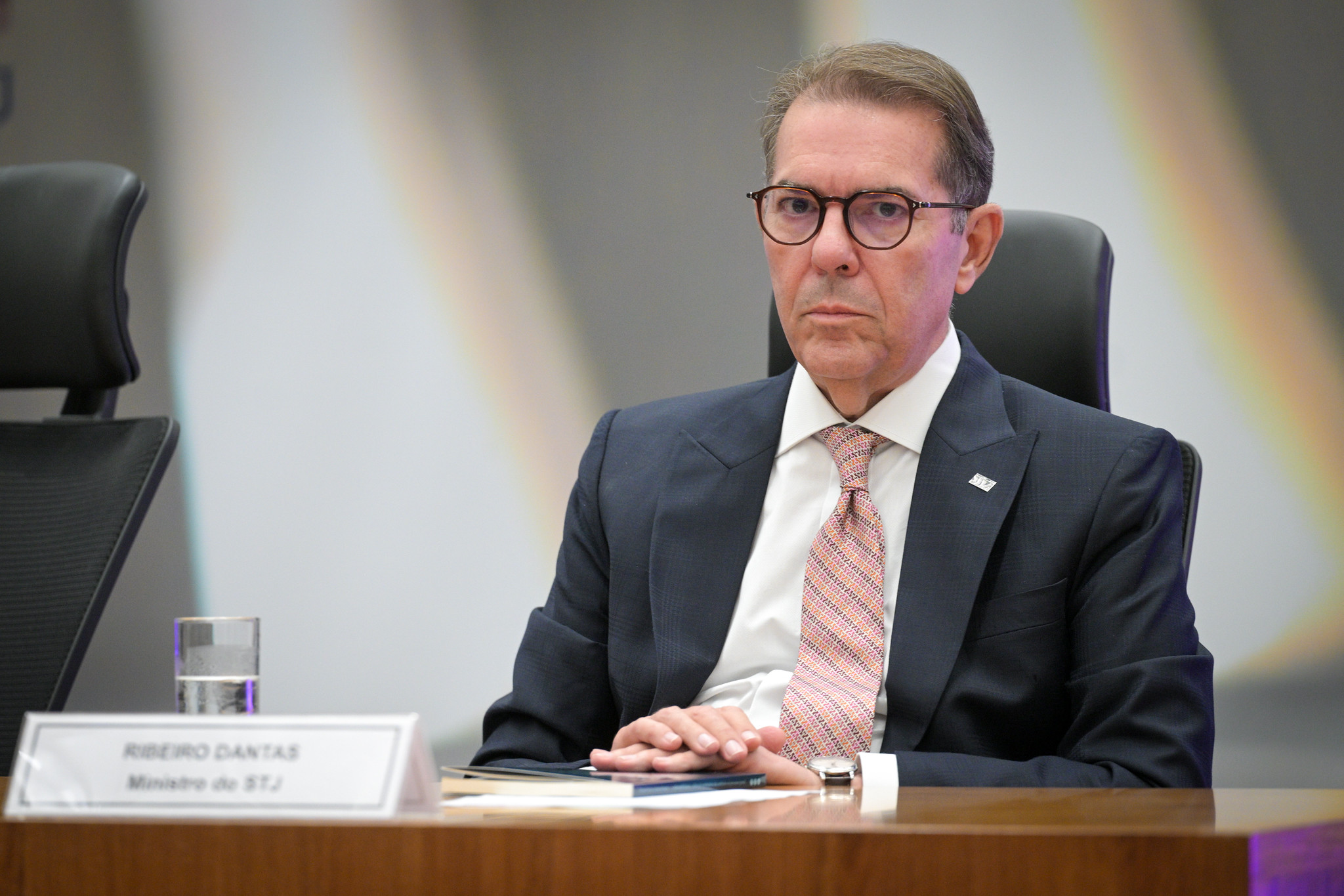 Ribeiro Dantas entendeu que restrição ao ambiente doméstico comprometeria efetividade do tratamento.