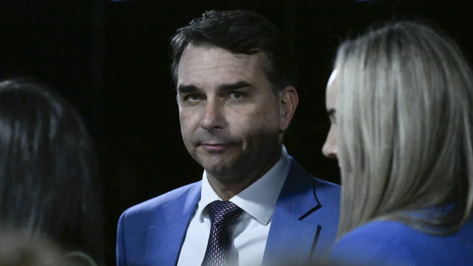 Pesquisa eleitoral testa alternativas ao nome de Flávio Bolsonaro