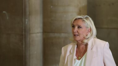 Marine Le Pen, do partido de direita nacionalista Reagrupamento Nacional (RN), comparece a tribunal em Paris nesta terça-feira (7) Imagem referente a matéria