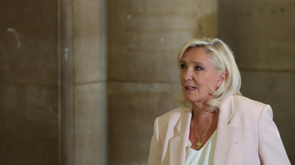 Tribunal da França reduz pena e Le Pen poderá concorrer na eleição de 2027