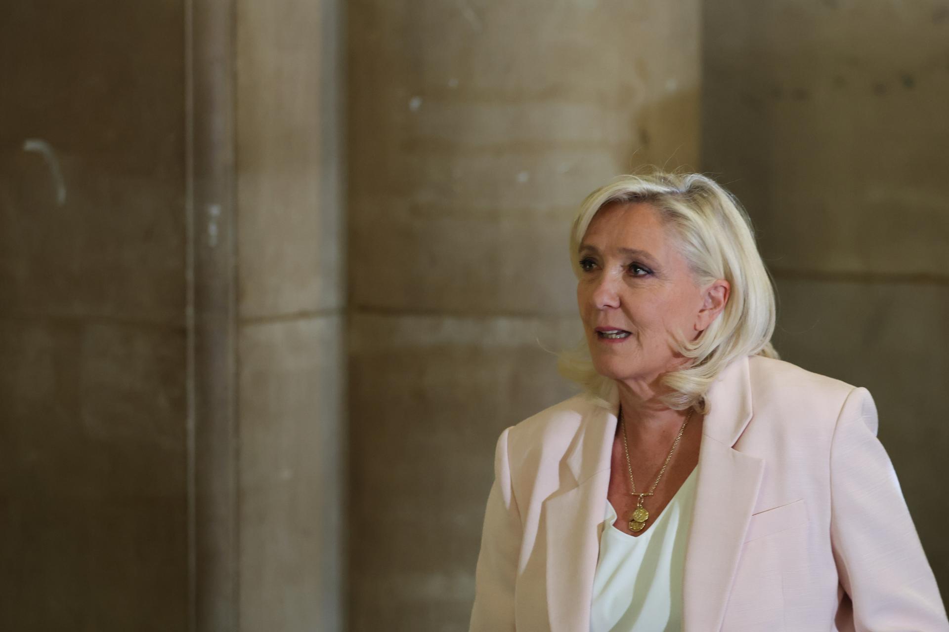 Tribunal da França reduz pena e Le Pen poderá concorrer na eleição de 2027