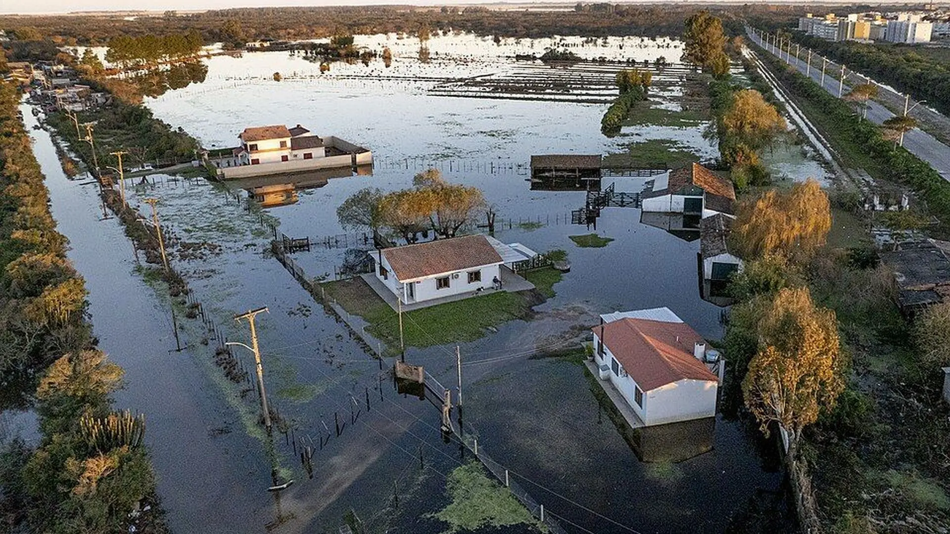 Eventos climáticos extremos, como a enchente no Rio Grande do Sul em 2024, têm provocado impactos cada vez maiores sobre cidades, infraestrutura e atividades econômicas, reforçando a importância do planejamento ambiental e da prevenção.