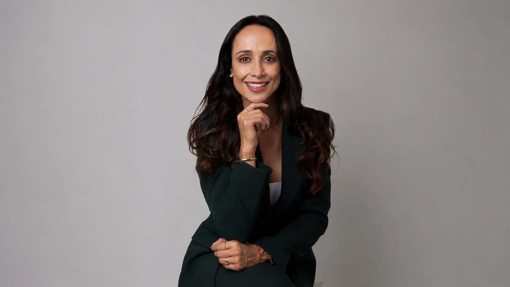 A advogada especialista em Direito Condominial Débora Nunes Camaroski, do C.M. Baiak Advogados Associados, explica que a regulamentação das locações por aplicativos deve respeitar a convenção condominial, a legislação vigente e as decisões coletivas dos condôminos.