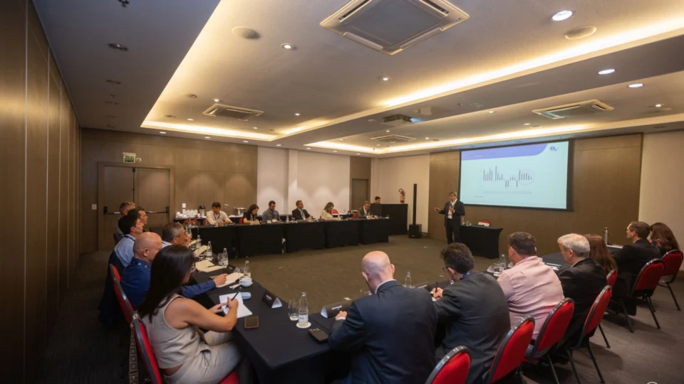 Há 41 anos, o IBEF-PR conecta executivos, promove conhecimento e acompanha as transformações que moldam o ambiente de negócios no Paraná. Da hiperinflação à inteligência artificial, a entidade segue formando lideranças e antecipando tendências. Leia a matéria completa e conheça essa trajetória de inovação e desenvolvimento.