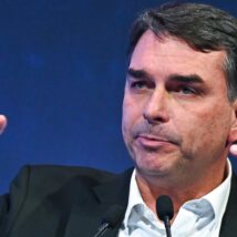 O senador e pré-candidato à presidência Flávio Bolsonaro participou nesta terça-feira (7) de audiência pública em Washington sobre o tarifaço ao Brasil Imagem referente a matéria