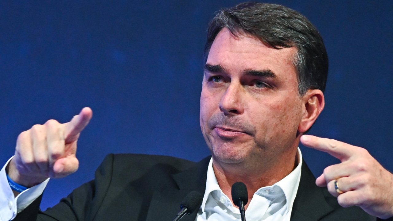 Flávio participa de audiência e diz que ficará mais nos EUA para tentar evitar tarifaço