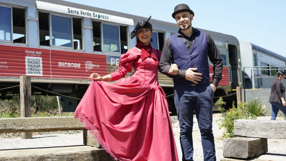 Além do passeio ferroviário, o Trem da República oferece uma imersão cultural com histórias e curiosidades apresentadas ao longo do trajeto.