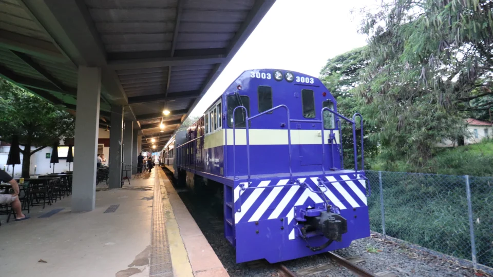 Ao longo do percurso, os visitantes conhecem histórias e personagens que marcaram a construção da memória ferroviária e republicana do interior paulista.