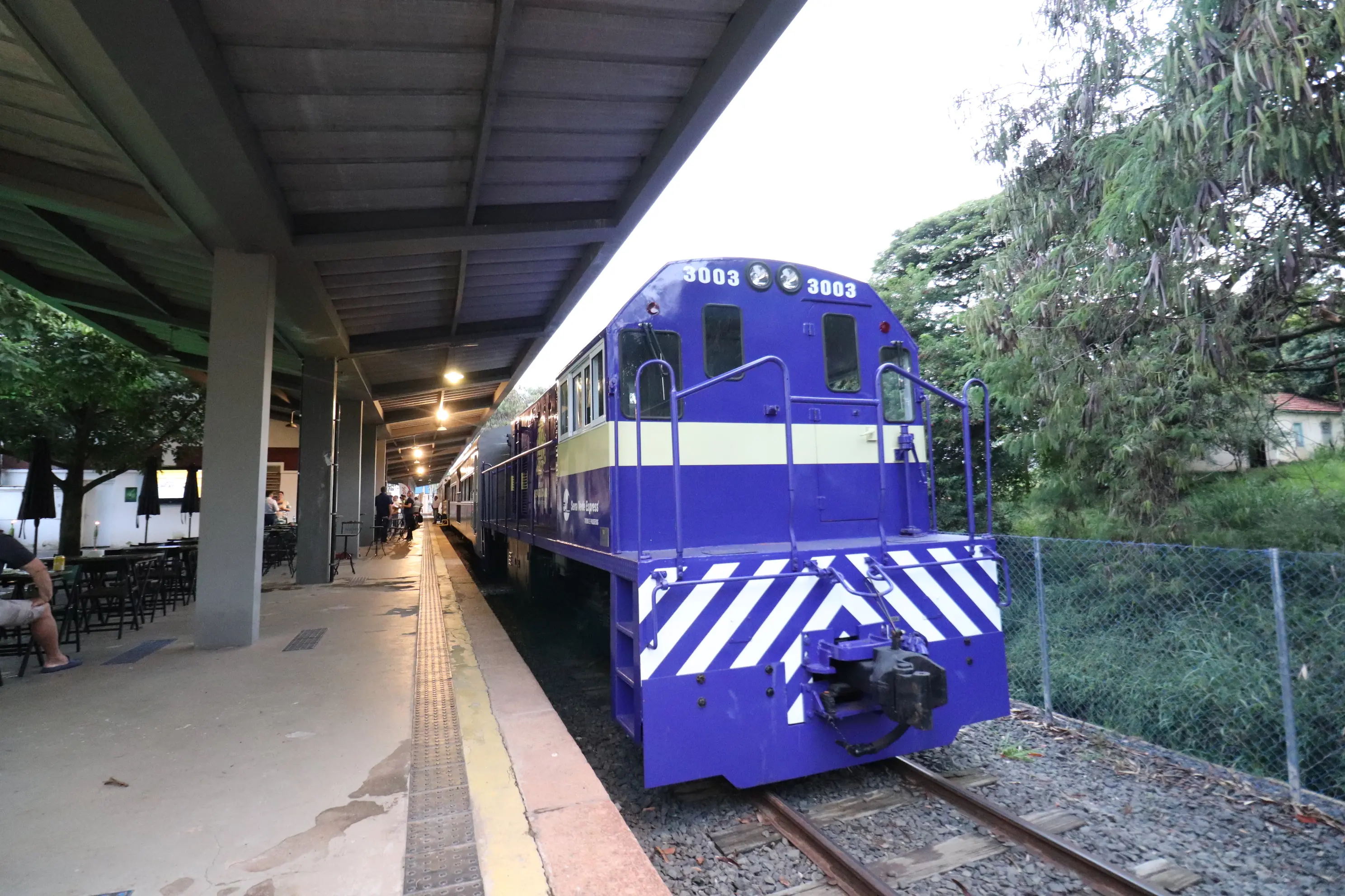 Ao longo do percurso, os visitantes conhecem histórias e personagens que marcaram a construção da memória ferroviária e republicana do interior paulista.