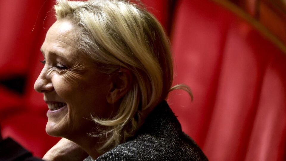 Le Pen anuncia candidatura  à presidência da França após justiça reduzir sua pena