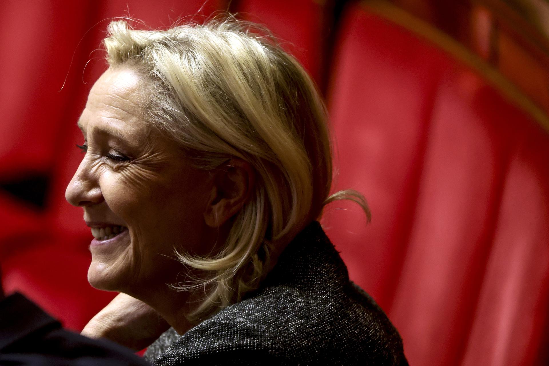 Le Pen anuncia candidatura  à presidência da França após justiça reduzir sua pena