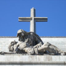 Estátua de La Piedad na entrada da Basílica da Santa Cruz do Vale dos Caídos, em Cuelgamuros, um dos mais emblemáticos monumentos religiosos da Espanha. Imagem referente a matéria