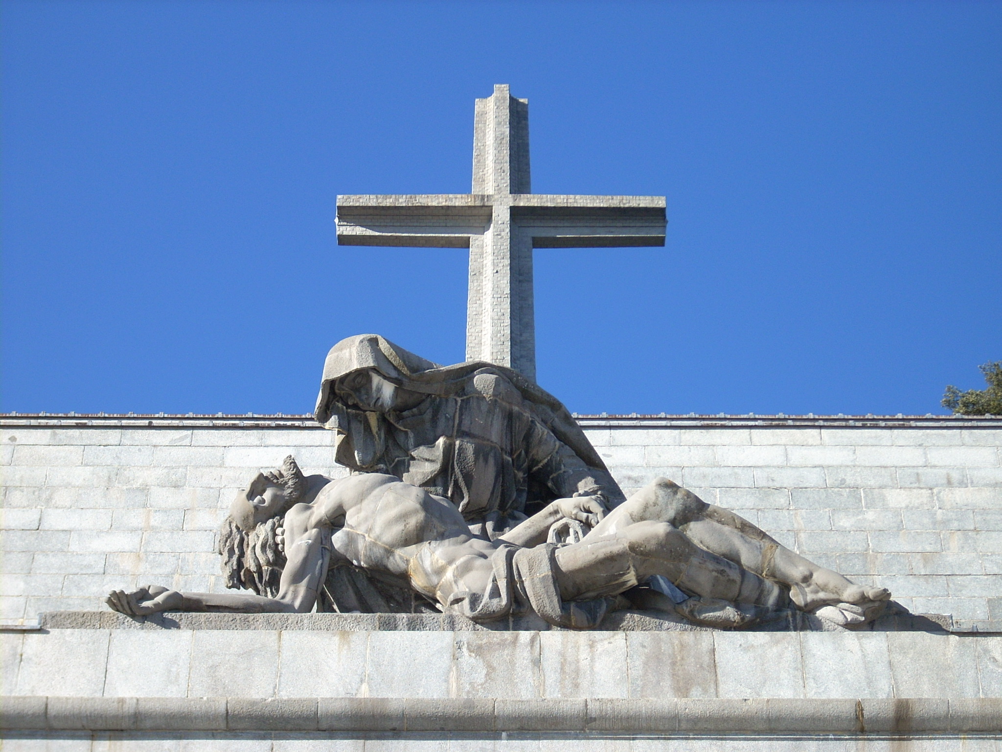 Espanha socialista: basílica vira alvo na guerra contra a fé