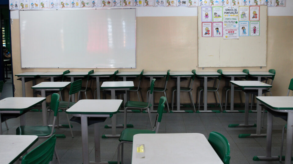 Brasil tem 37% dos cidadãos acima de 15 anos atrasados na educação básica, mostra estudo