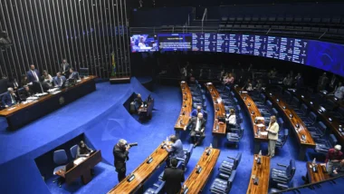 Projeto transforma crimes em hediondos e inclui menção a deepfakes como causa de aumento de pena.
