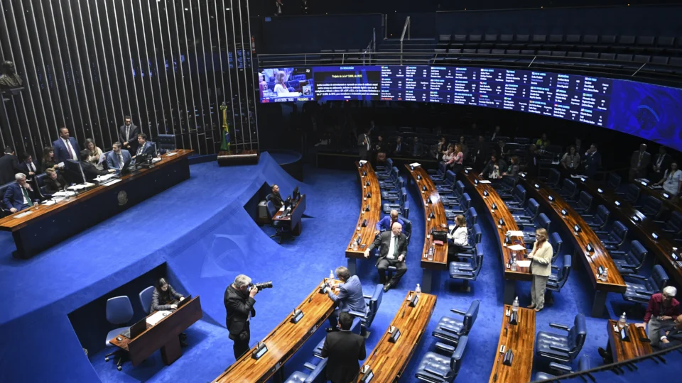 Projeto transforma crimes em hediondos e inclui menção a deepfakes como causa de aumento de pena.