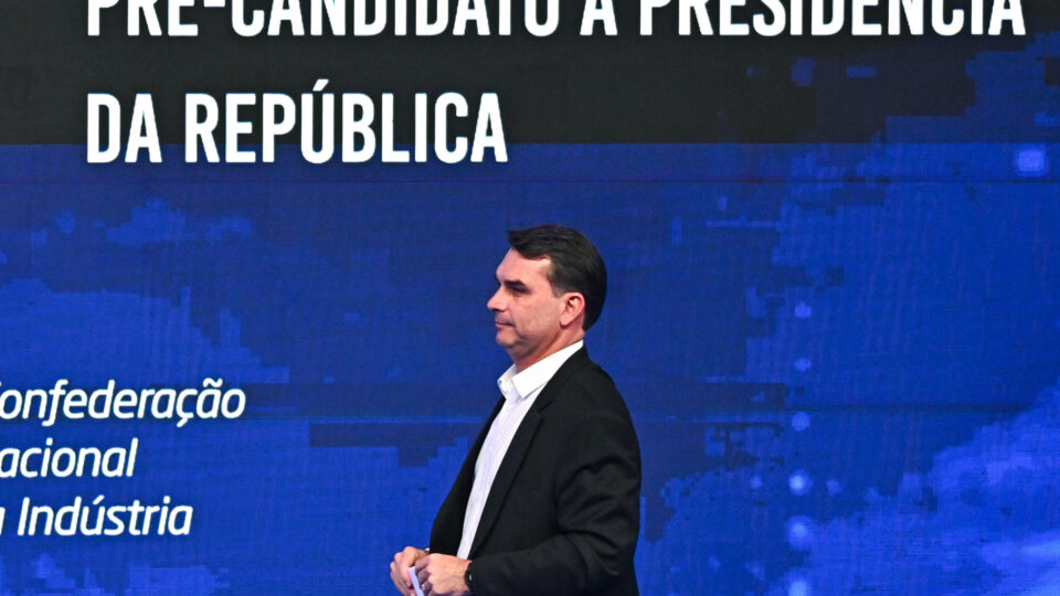 Flávio Bolsonaro pede a Trump que adie tarifas e enfraquece discurso de Lula sobre soberania
