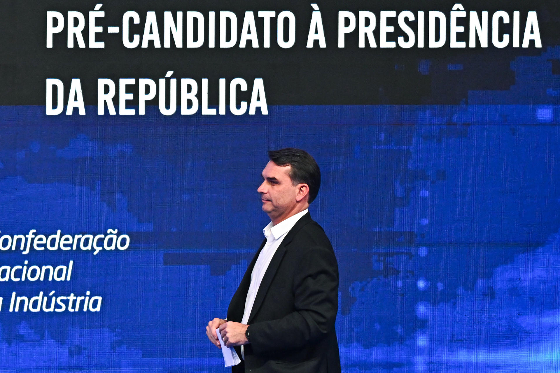 Flávio atua contra tarifaço e enfraquece narrativa de Lula