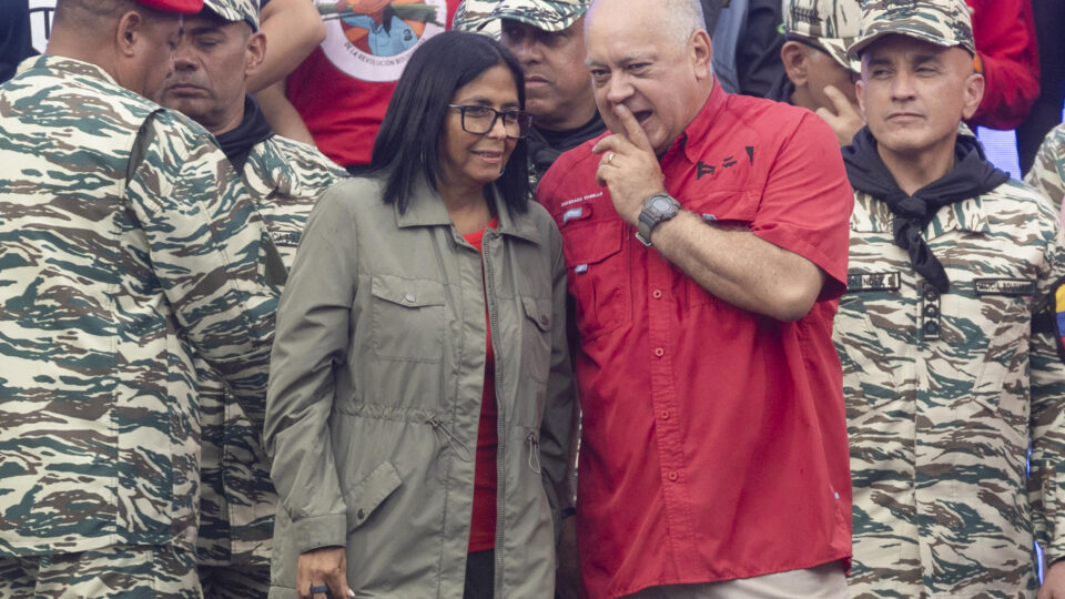 Regime chavista entrega chefia de setor petroquímico a irmão de aliado de Maduro