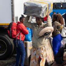 Imigrantes vindos do Malawi se preparam para deixara a África do Sul, em 27 de junho. Imagem referente a matéria