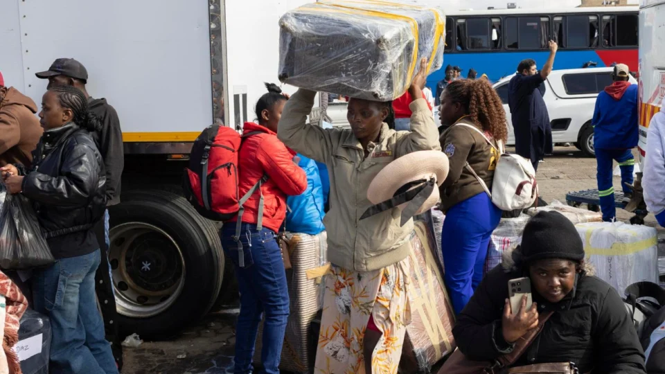 Imigrantes vindos do Malawi se preparam para deixara a África do Sul, em 27 de junho.