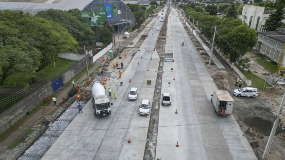 Obras na Avenida Victor Ferreira do Amaral, no Tarumã, fazem parte da estratégia da Prefeitura de Curitiba de ampliar o uso de pavimento de concreto em vias de tráfego intenso e corredores estruturais da cidade.