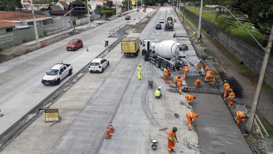 Curitiba vem ampliando o uso de concreto em vias de tráfego pesado e corredores de ônibus por oferecer maior resistência ao desgaste e menor necessidade de manutenção.