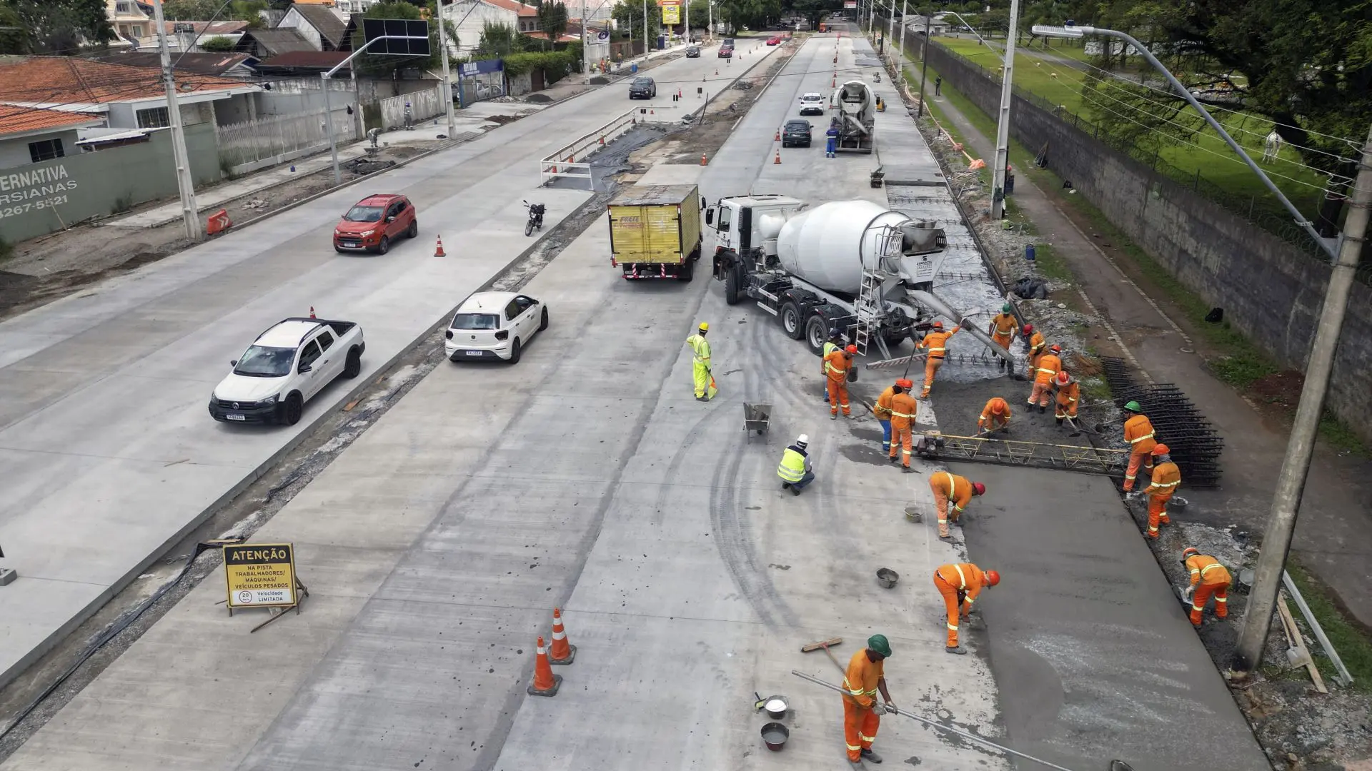 Curitiba vem ampliando o uso de concreto em vias de tráfego pesado e corredores de ônibus por oferecer maior resistência ao desgaste e menor necessidade de manutenção.
