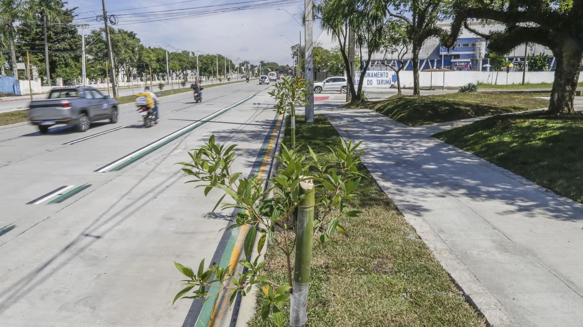 Trecho concluído da Avenida Victor Ferreira do Amaral evidencia a proposta da Prefeitura de Curitiba de investir em vias mais resistentes e com menor necessidade de manutenção futura.