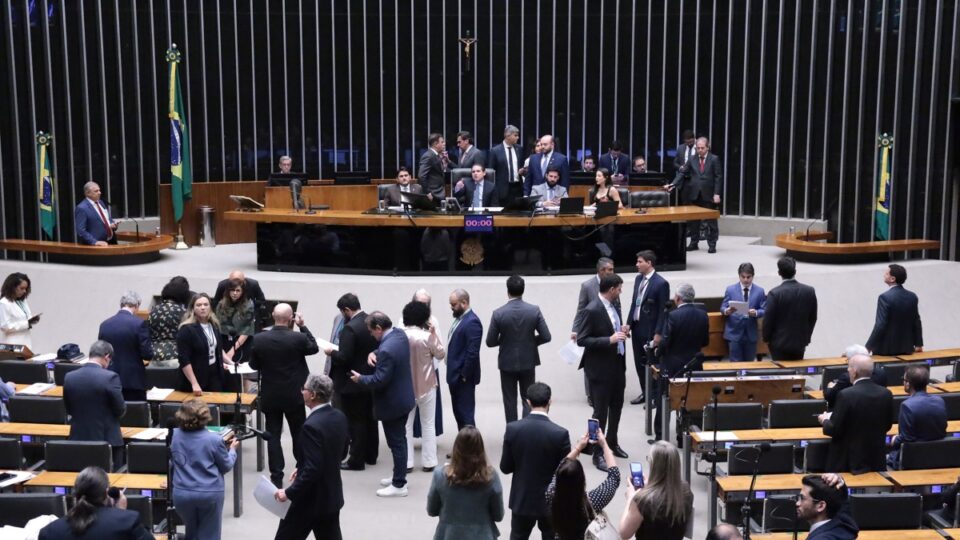 Câmara vota pedidos do governo para R$ 11,3 bilhões fora do orçamento