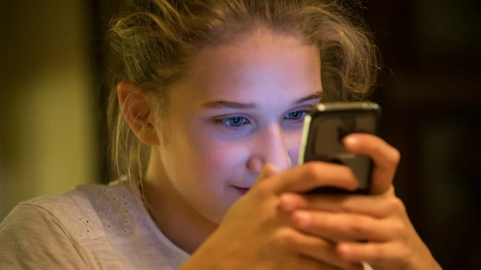 Desde a regulamentação do ECA Digital o debate sobre o uso de redes sociais por crianças e adolescentes tem se intensificado.