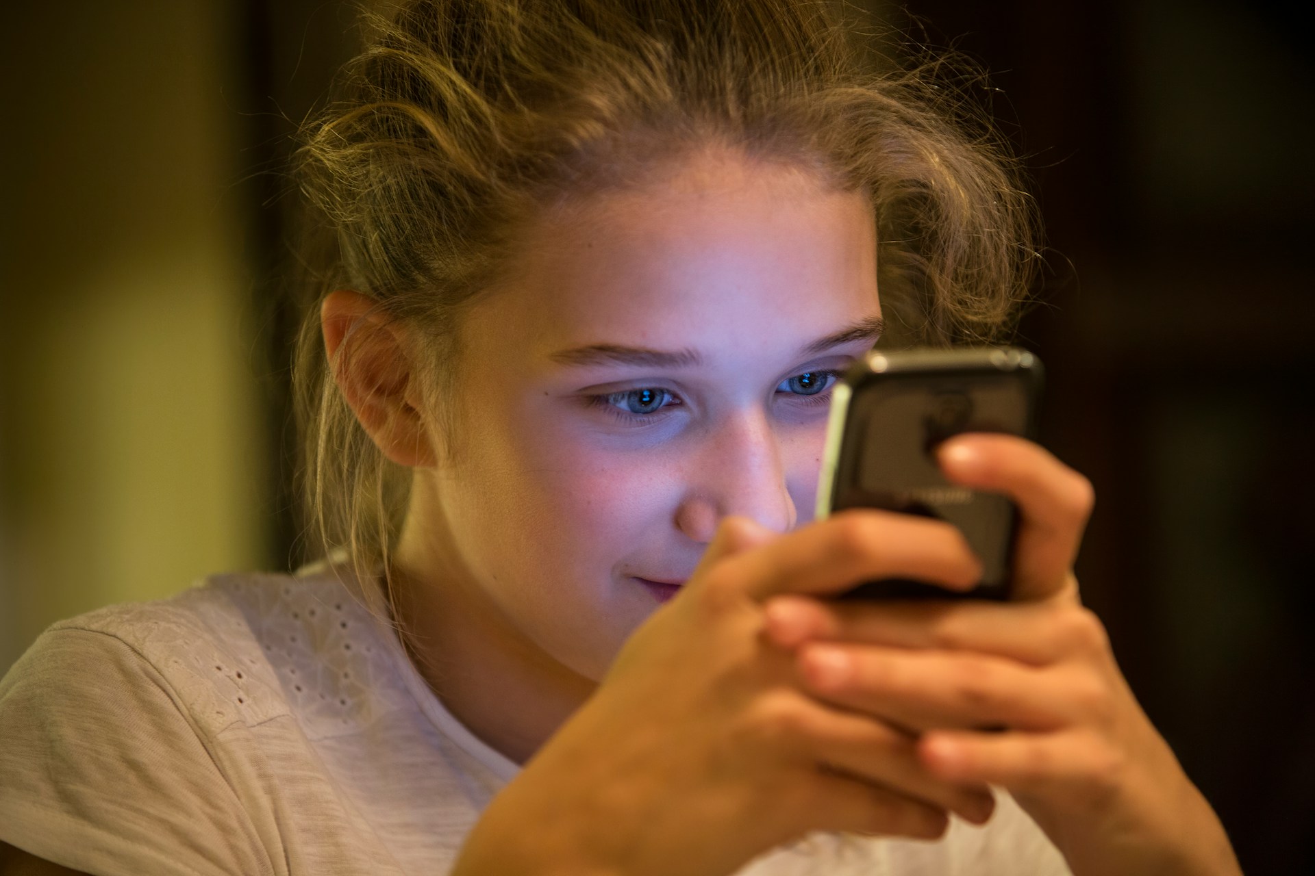 Proibição de redes sociais até 16 anos gera impasse entre saúde mental e uso clandestino