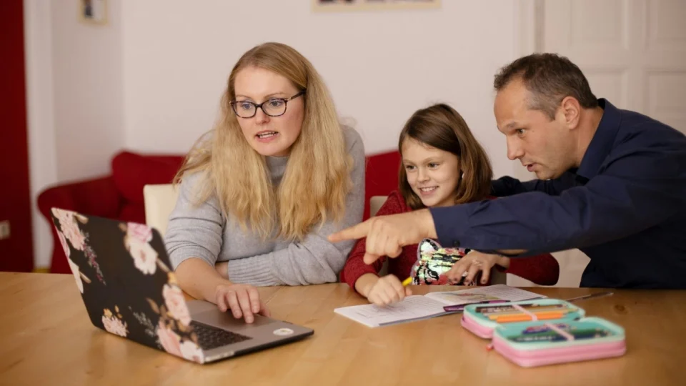Pais ensinando os filhos via homeschooling.