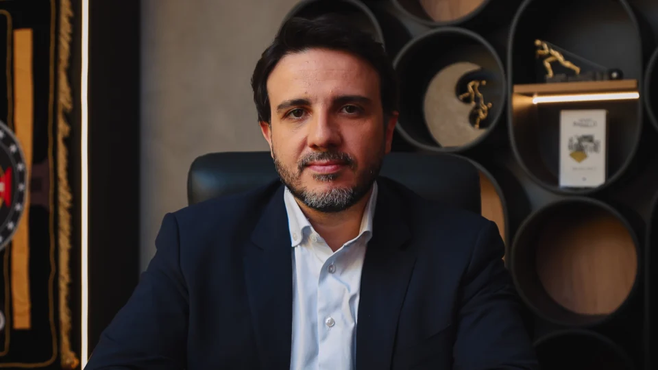 Segundo Renan, o centrão perpetua um modelo político que mantém estados e municípios como "reféns".