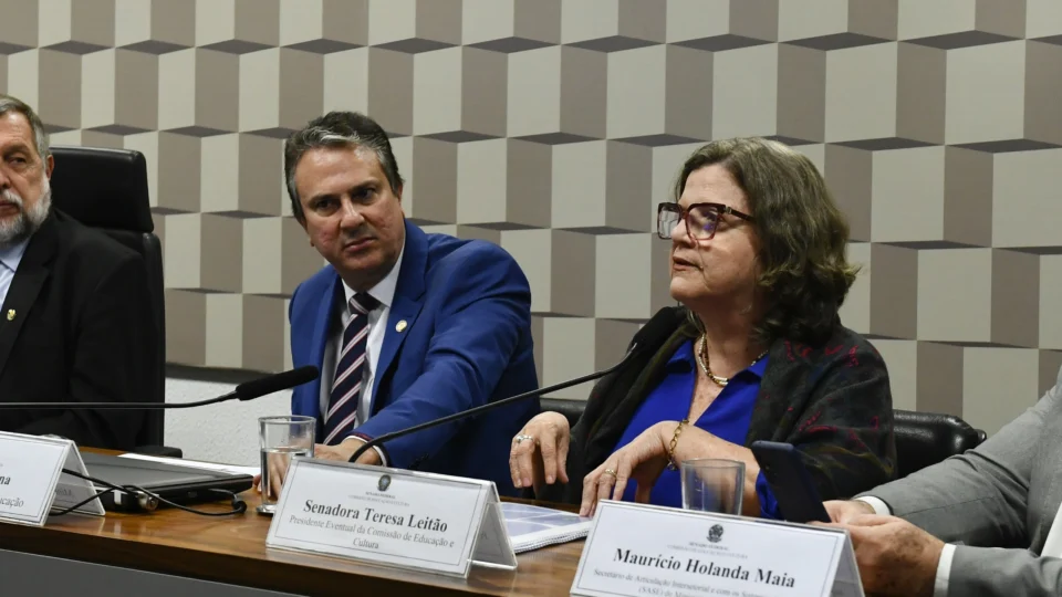 Senadora precisou ocupar a liderança do governo após a queda de Jaques Wagner pela repercussão do caso Master.