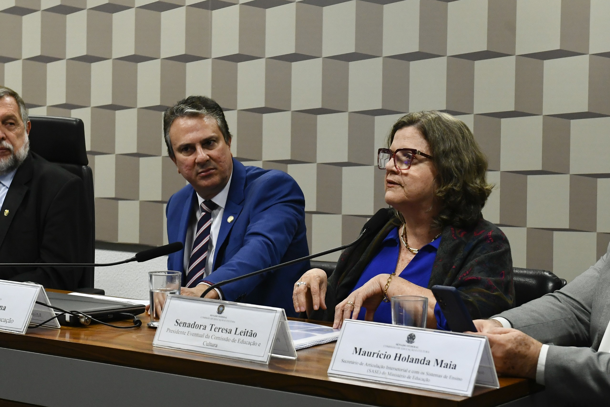 Camilo Santana assume liderança do PT no Senado no lugar de Teresa Leitão