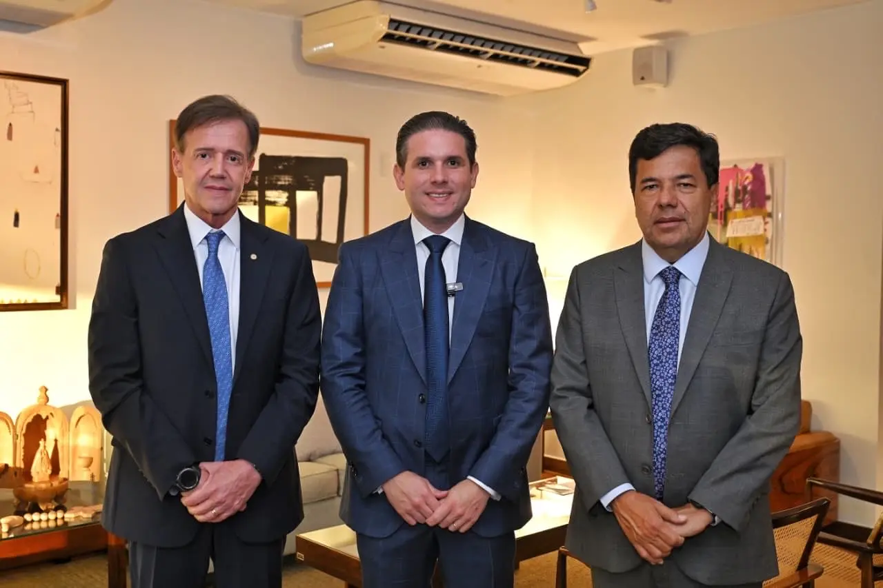 Aluisio Mendes, Hugo Motta e Mendonça Filho durante anúncio sobre presidência e relatoria da PEC da redução da maioridade penal.