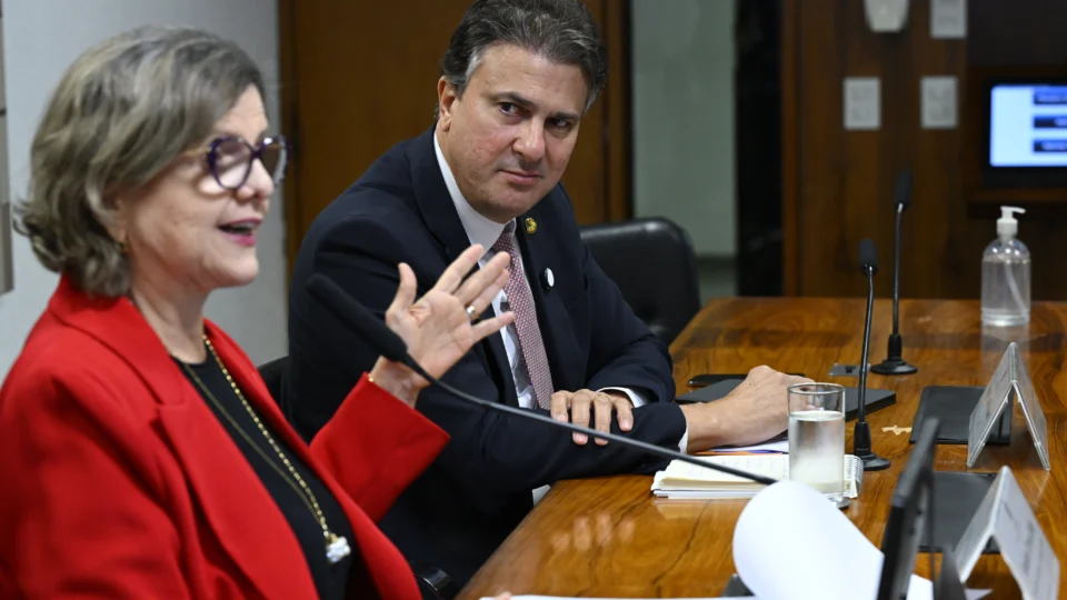 Senador recebe cargo de Teresa Leitão, que substitui Jaques Wagner após repercussão do caso Master.