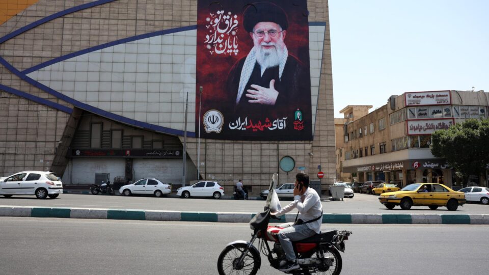 EUA atacam 90 alvos militares no Irã em meio ao encerramento do funeral de Khamenei